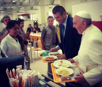 Đức Giáo Hoàng Phanxicô bất ngờ đến quán ăn của khu công nghiệp để ăn trưa với công nhân