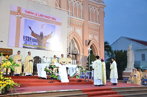 Hình Ảnh Thánh Lễ Dầu tại Nhà thờ Chính Tòa Đà Nẵng 2/4/2015