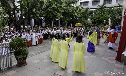 Thông Báo: 1. Tháng Hoa; 2. Kỷ Niệm 100 Năm Đức Mẹ Fatima; 3. Kỷ Niệm Cung Hiến Nhà Thờ Chính Tòa Đà Nẵng