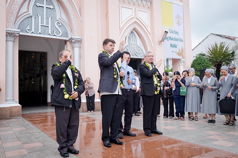Đức Tổng Giám mục Marek Zalewski, đại diện Tòa Thánh tại Việt Nam đã đến và bắt đầu chuyến thăm Gp Đà Nẵng 24/11/2018