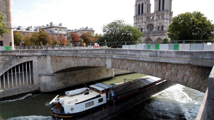 Khử Chì Quanh Nhà Thờ Đức Bà Paris