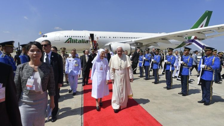 ĐTC Phanxicô đến Bangkok sau 11 giờ bay