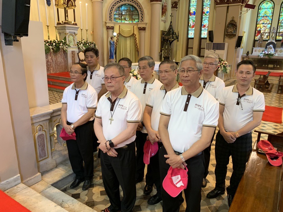 Phái đoàn HĐGM Việt Nam viếng mộ Đức Cha Pierre Lambert de la Motte