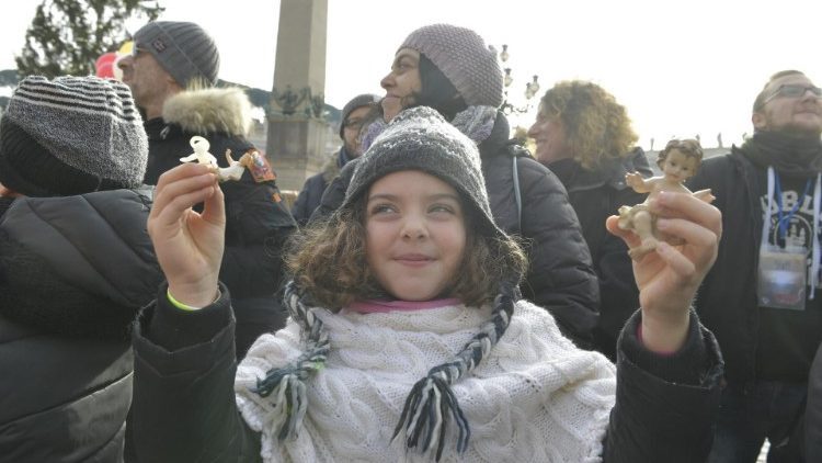 Đức Thánh Cha làm phép các tượng Chúa Hài Đồng nhỏ