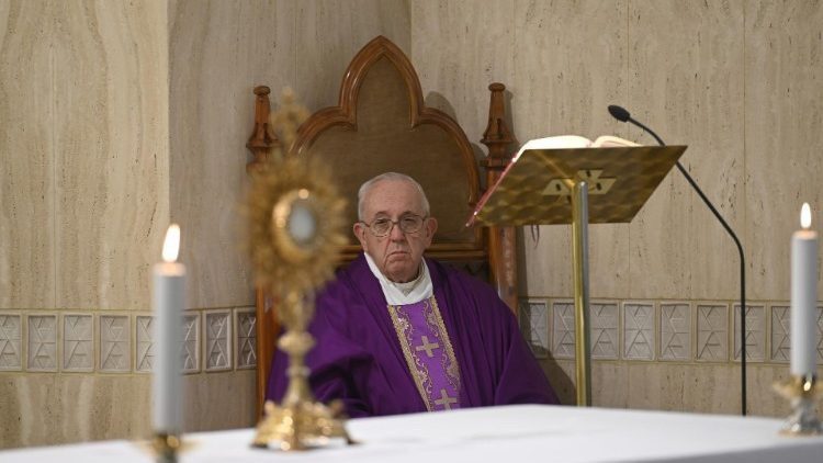 ĐTC Phanxicô cầu nguyện cho các nhân viên y tế qua đời vì virus corona