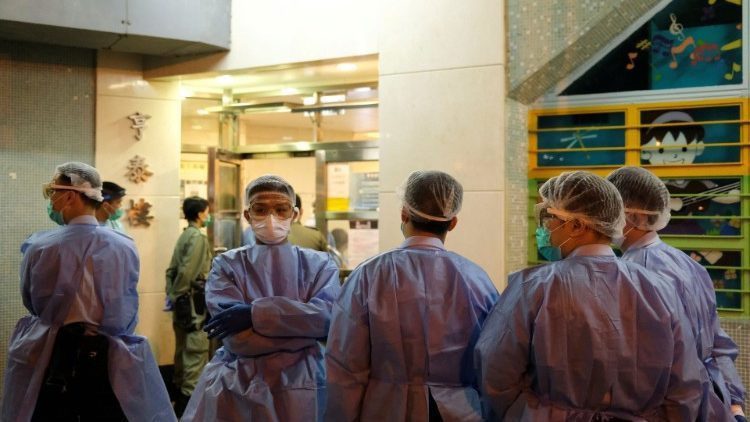 ĐTC tặng 100 ngàn đô la cho người nghèo và gia đình gặp khó khăn ở Hồng Kông