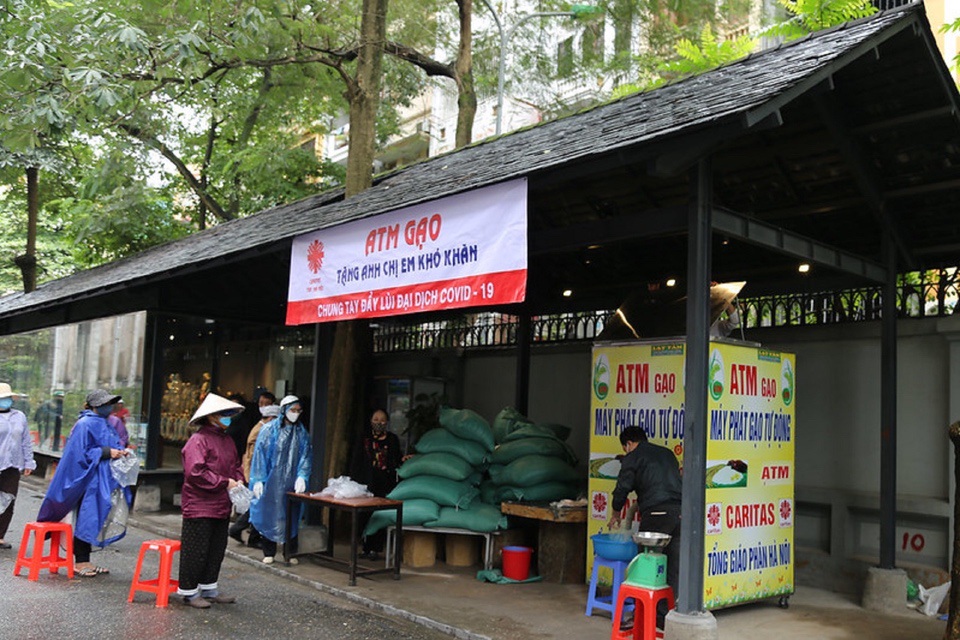 Caritas Hà Nội đặt cây ATM gạo tặng anh chị em có hoàn cảnh khó khăn
