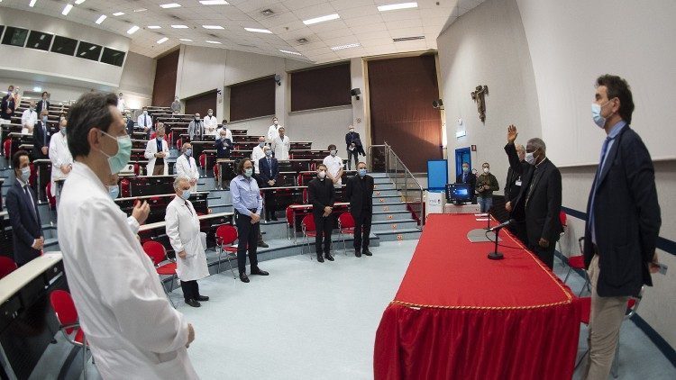 ĐHY Turkson đại diện Đức Thánh Cha đến thăm bệnh viện Gemelli