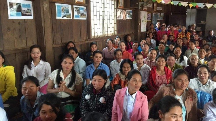 Đối phó với Covid-19, Giám mục và linh mục ở Campuchia ở giữa dân làng để gần gũi với họ