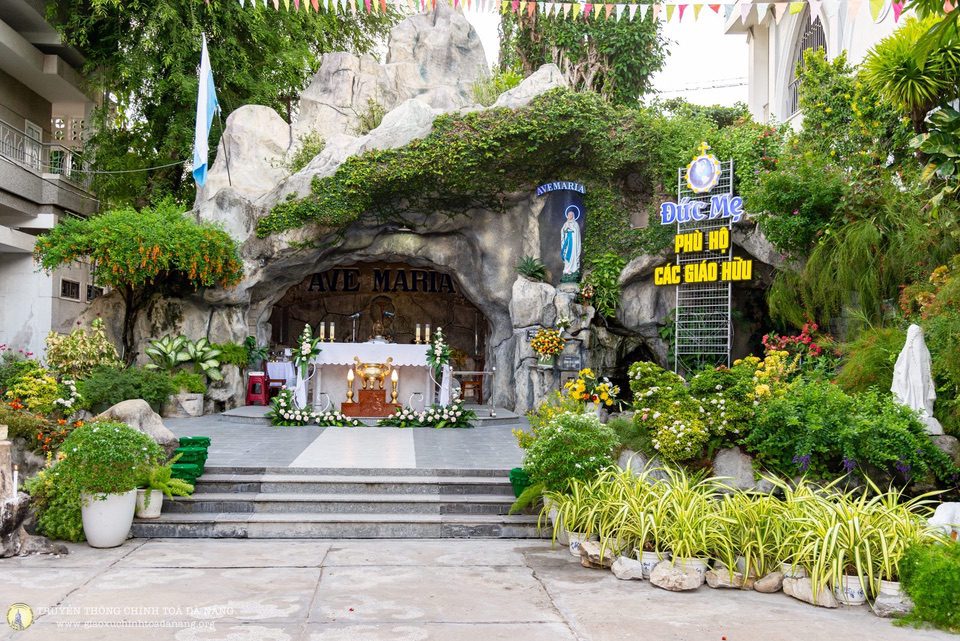 Khai mạc tháng Mân Côi