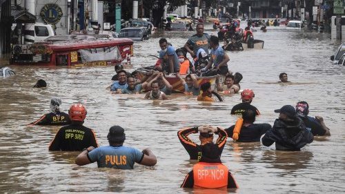Đức Thánh Cha cầu nguyện cho nạn nhân lũ lụt ở Philippines và hỏa hoạn ở Rumani