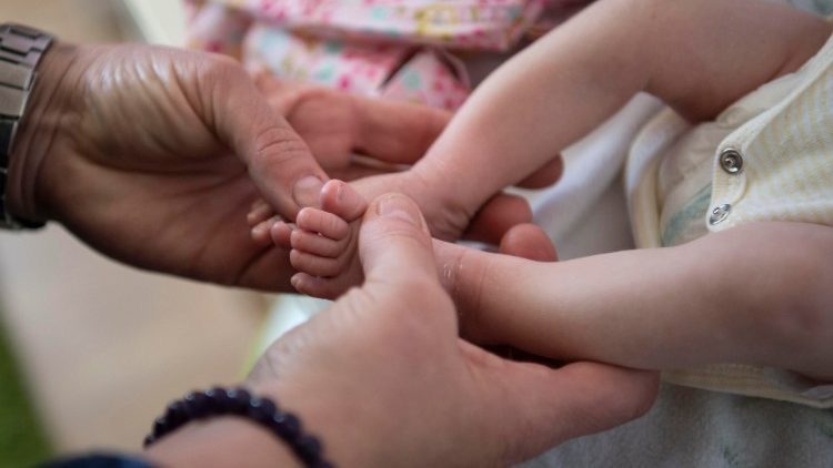 Sơ Elisa Petra, người nữ tu dong duổi với chiếc xe máy giúp đỡ các thai phụ ở Tanjung