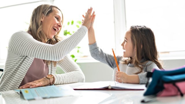 Cách khích lệ con cái mà không quá nuông chiều cái tôi của chúng