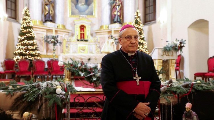 ĐTC nhận đơn từ chức của Đức cha Kondrusiewics, người đã phải lưu vong bốn tháng