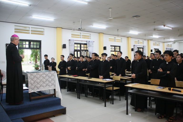 ĐCV Huế: Đức Giám mục Đà Nẵng huấn đức Mùa Chay cho các chủng sinh