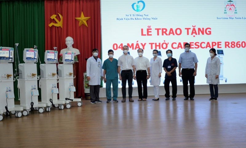 TGM Xuân Lộc và TTHH Đức Mẹ Núi Cúi trao tặng máy thở cho các bệnh viện