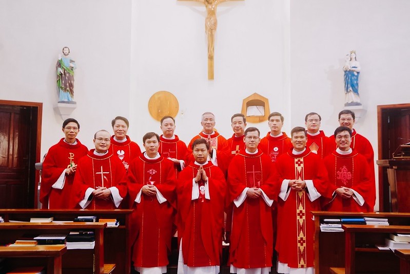 Tiễn chân quý cha khóa 13 đi làm mục vụ tại Giáo phận Hưng Hóa