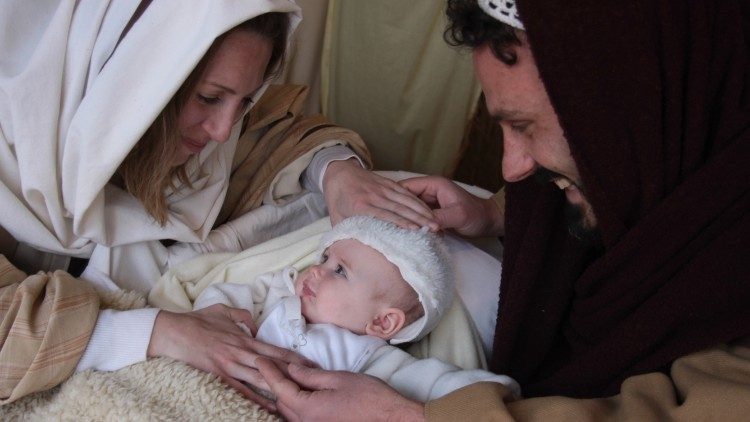 Cảnh Giáng sinh người thật lớn nhất châu Âu năm nay tưởng nhớ các trẻ em bị mất tích