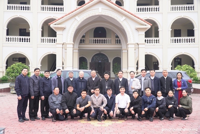 Đức cha Phêrô Nguyễn Văn Viên dâng Thánh lễ tạ ơn và chia tay Giáo phận Hưng Hóa