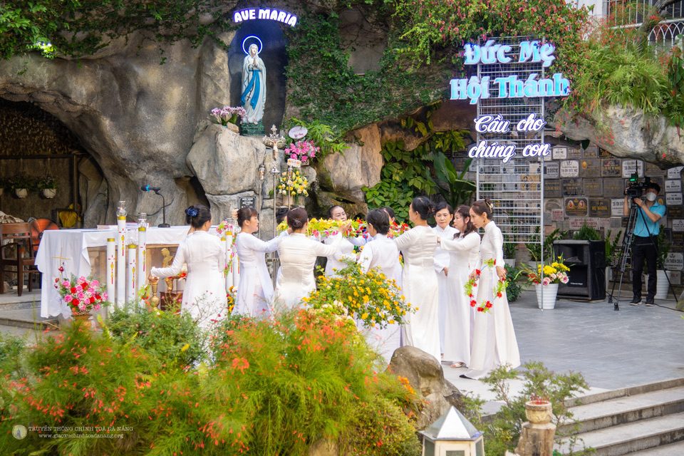 Dâng hoa tôn vinh Đức Mẹ và Thánh lễ Chúa nhật V Phục sinh lúc 17g15 tại nhà thờ Chính Tòa Đà Nẵng