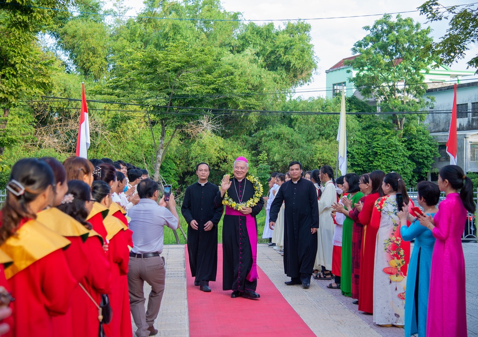 Đức cha Giuse Đặng Đức Ngân thăm mục vụ tại Đền Thánh Chân phước Anrê Phú Yên