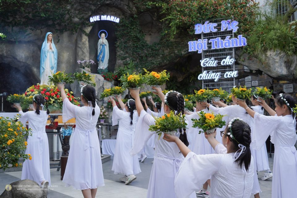 Bế mạc tháng hoa kính Đức Mẹ tại Nhà thờ Chính Tòa giáo phận Đà Nẵng