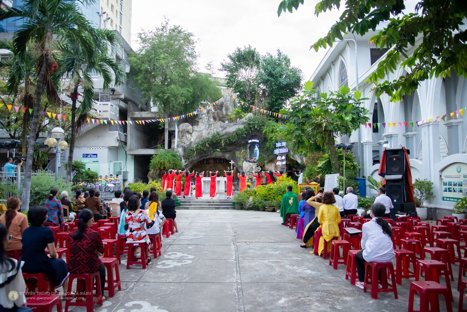 Thánh lễ Chúa Nhật và Tôn vinh Đức Mẹ tại Núi Đá ngày 08.10.2022