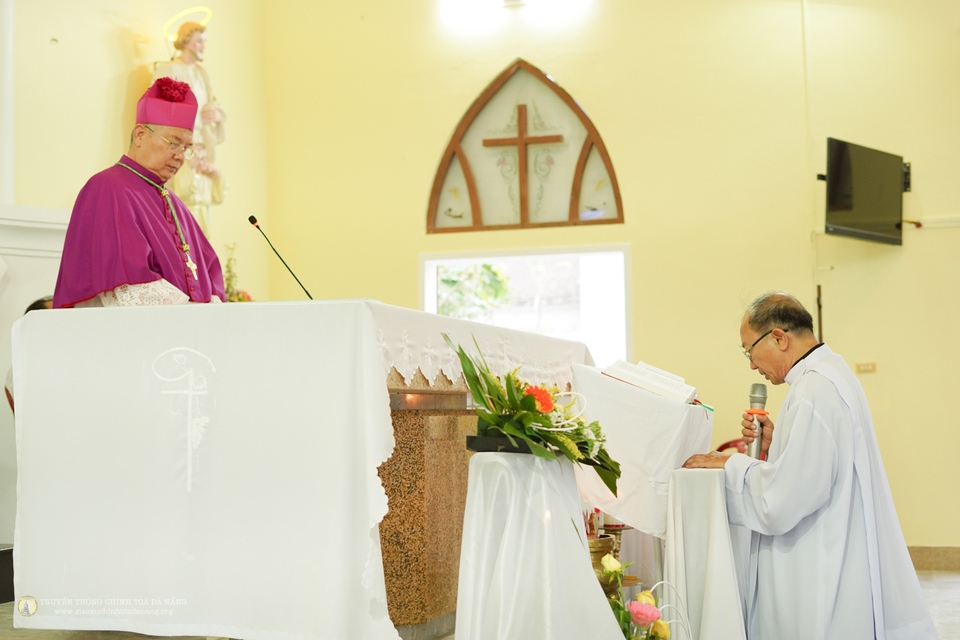 Nghi thức nhậm chức quản xứ giáo xứ Vân Đõa của cha Phêrô Trần Đức Cường