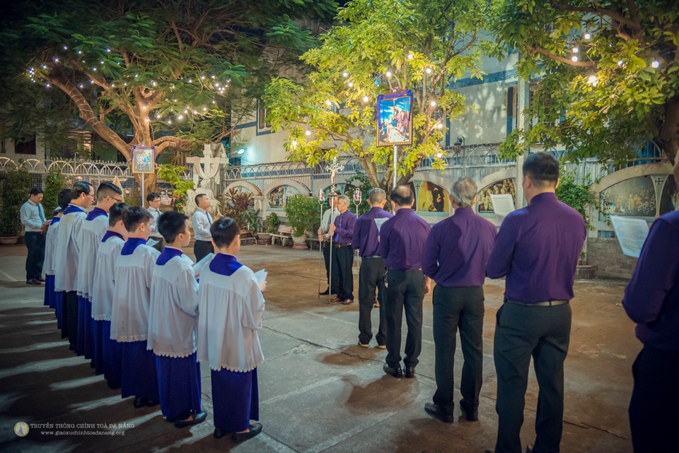 Gẫm Đàng Thánh Giá thứ Sáu Mùa Chay tuần 5