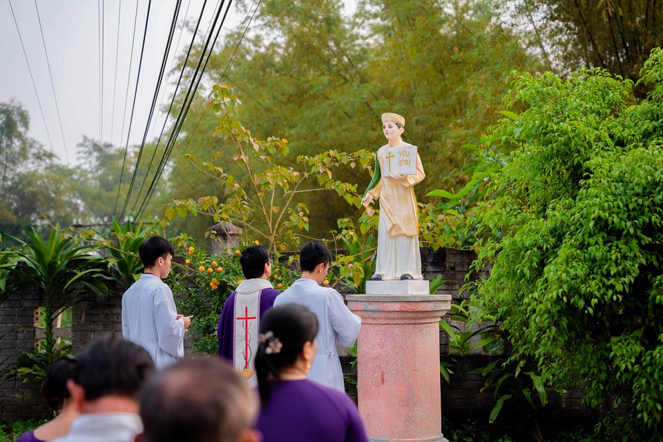 Làm phép tượng Chân phước Anrê Phú Yên tại Giáo xứ La Nang