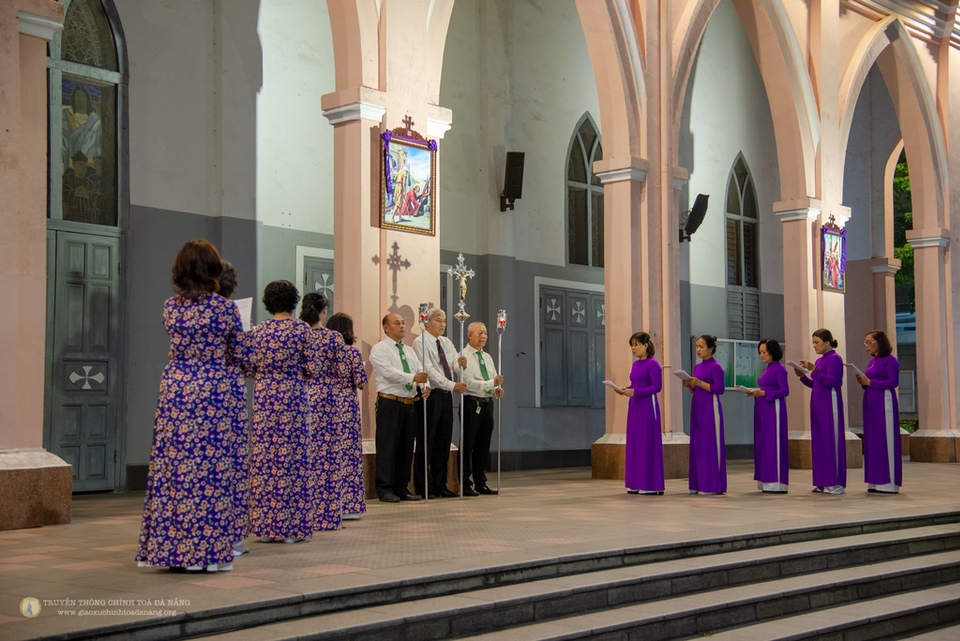 Gẫm Đàng Thánh Giá thứ Sáu Mùa Chay tuần 4