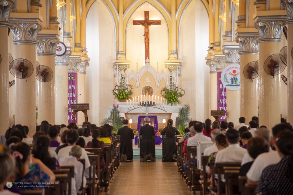 Than kinh Lễ Đèn 2 Tuần Thánh 2023