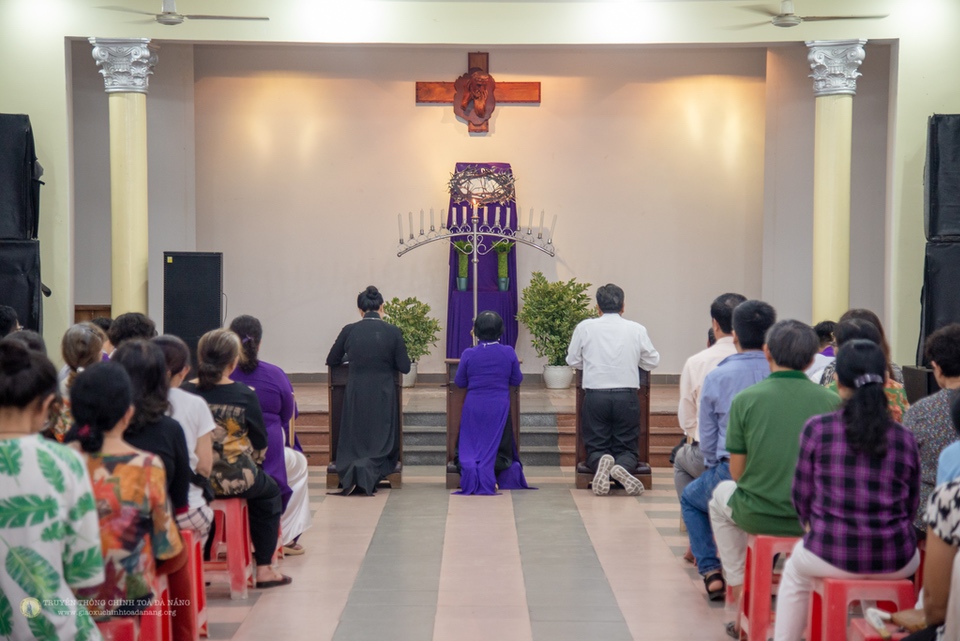 Than kinh Lễ Đèn 3 Tuần Thánh 2023