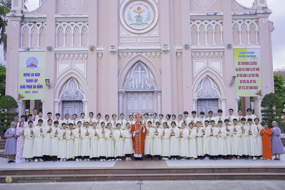 Thánh lễ ban bí tích Thêm Sức 17.6.2023