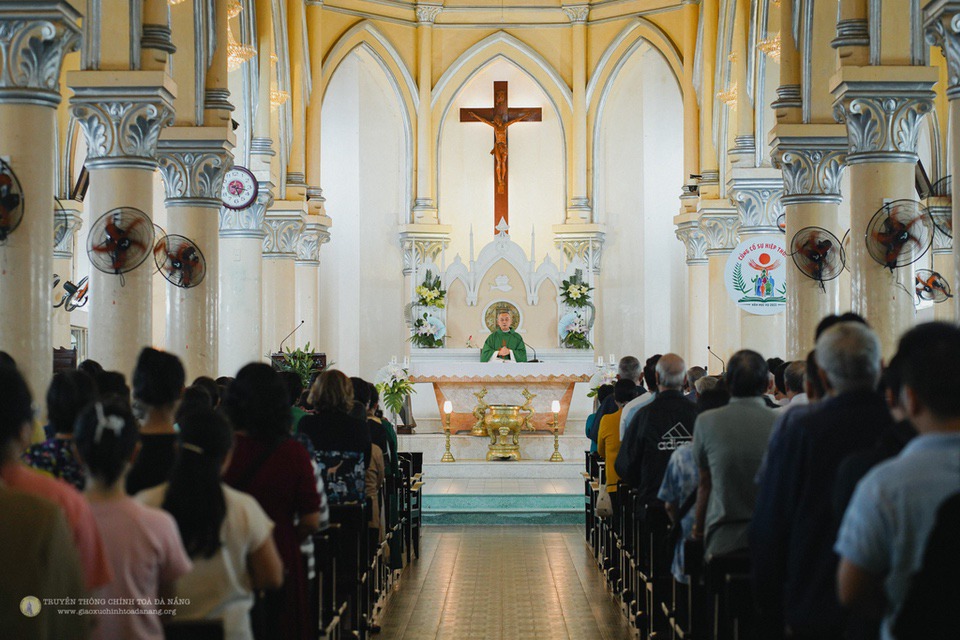 Dâng hoa Đức Mẹ tuần 3 và Thánh lễ Chúa Nhật 28 TN