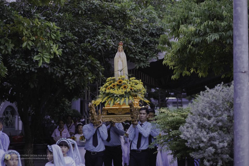 Kiệu và tôn vinh Đức Mẹ Maria – Bế mạc tháng Mân Côi