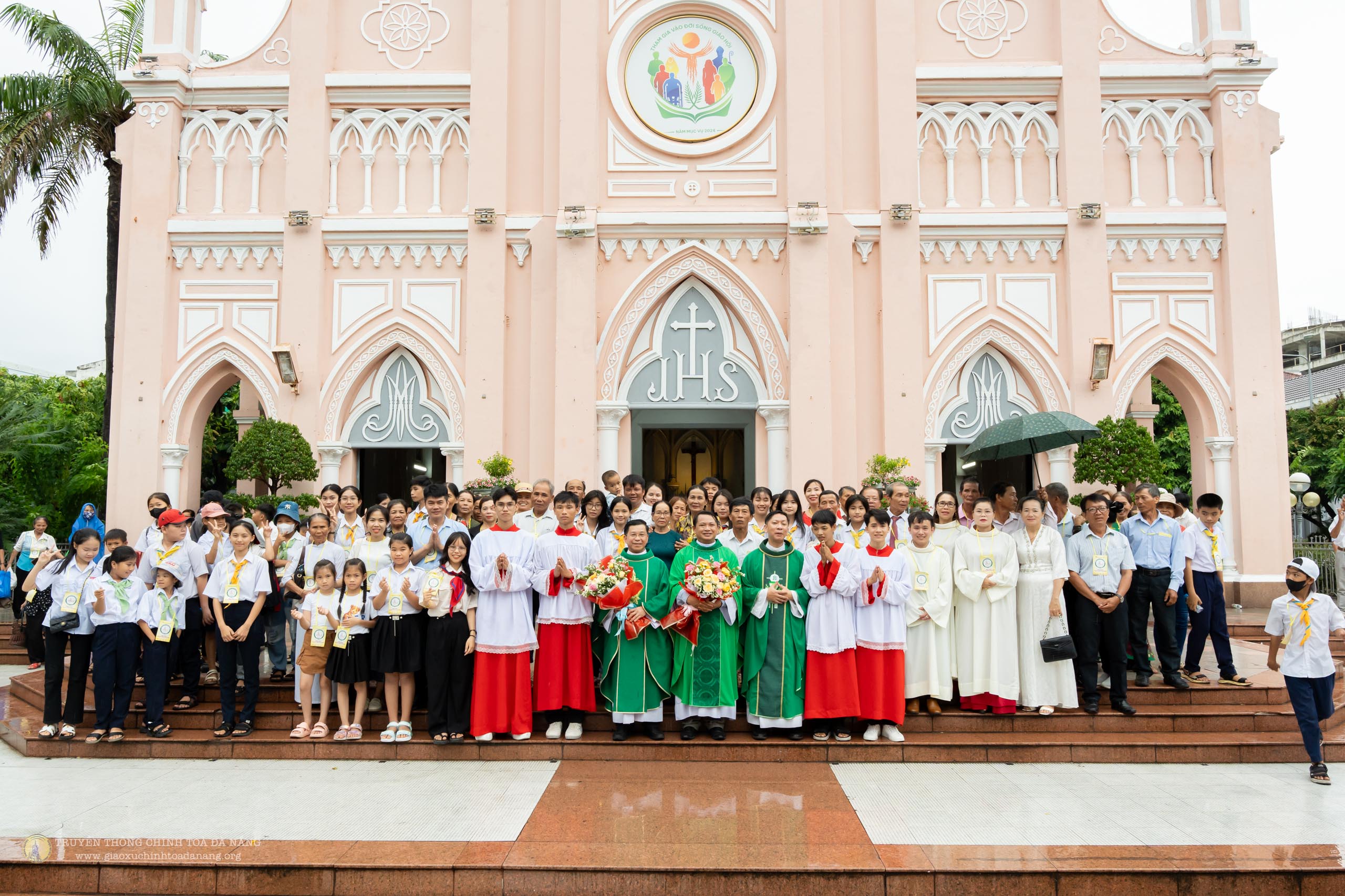 Giáo xứ Hà Lam và Phú Quý hành hương về Nhà thờ Chính Tòa dịp Năm thánh Bách Chu Niên