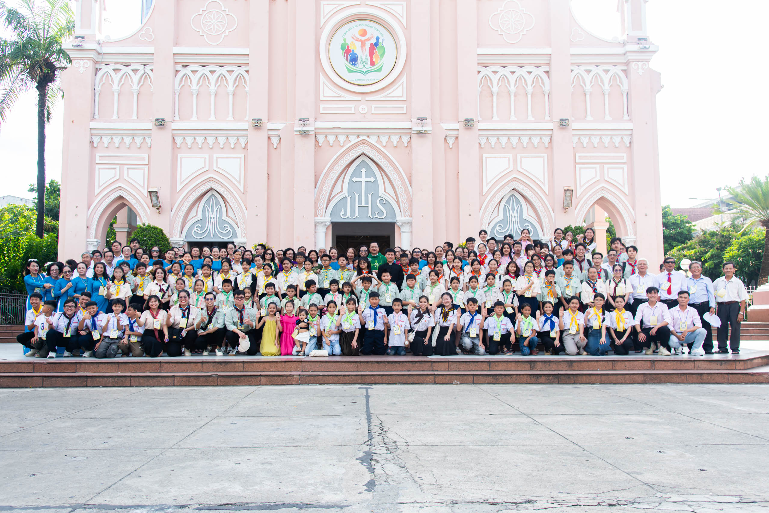 Giáo xứ Gia Phước và Trung Phước hành hương về Nhà thờ Chính Tòa dịp Năm thánh Bách Chu Niên