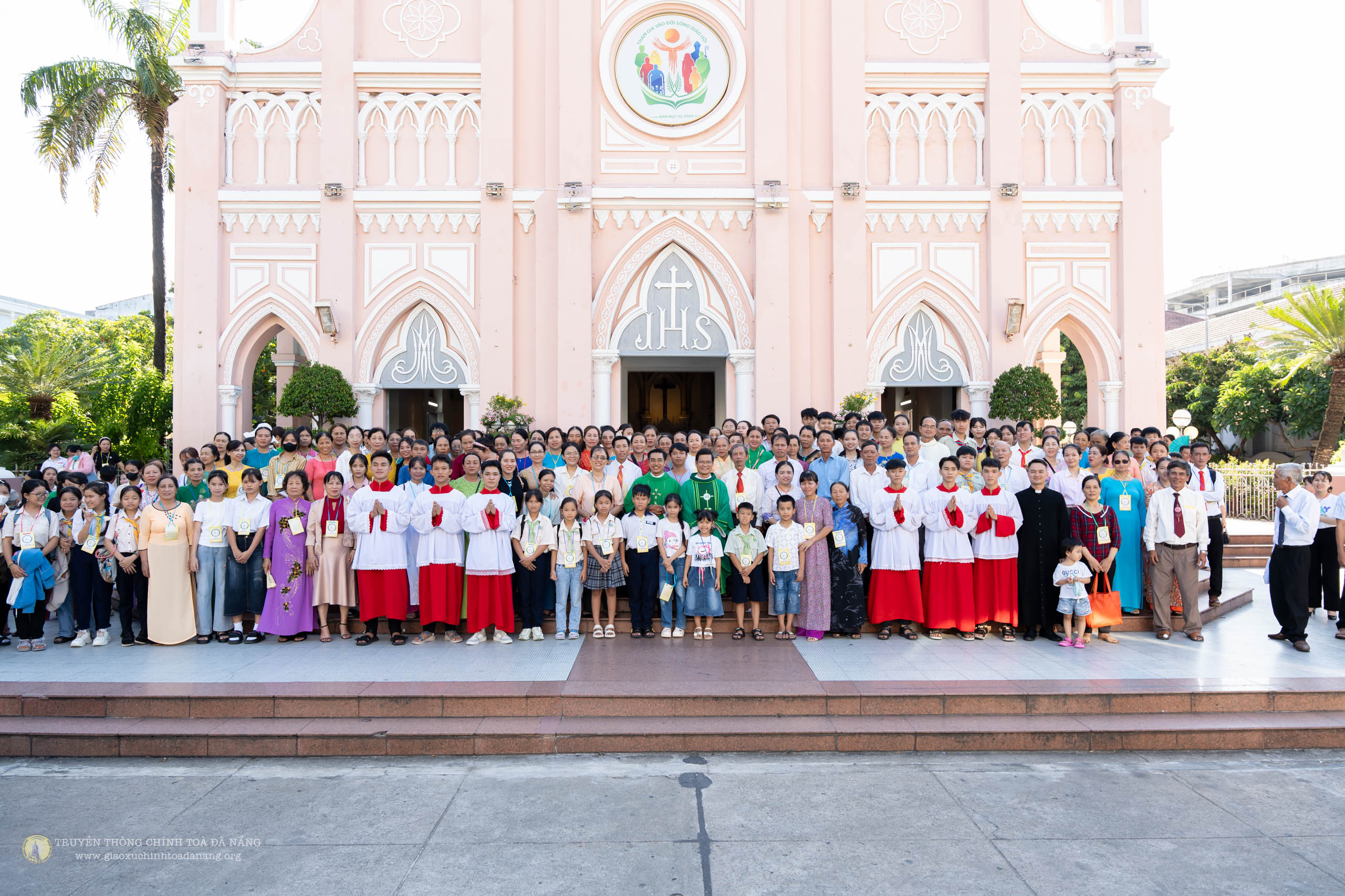 Giáo xứ La Nang và Đại Hiệp hành hương về Nhà thờ Chính Tòa dịp Năm thánh Bách Chu Niên