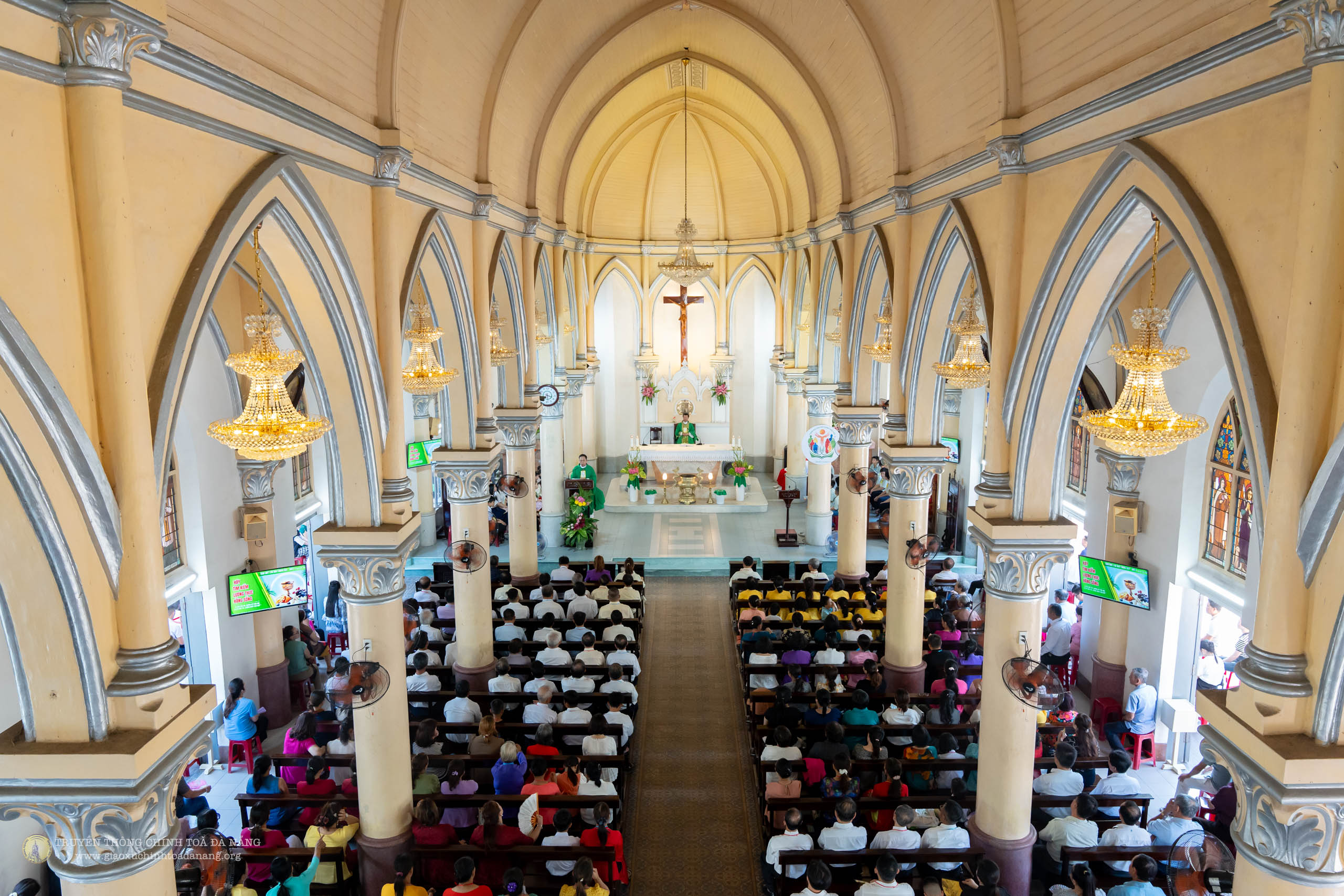 Giáo xứ Hòa Cường và Việt An hành hương về Nhà thờ Chính Tòa dịp Năm thánh Bách Chu Niên