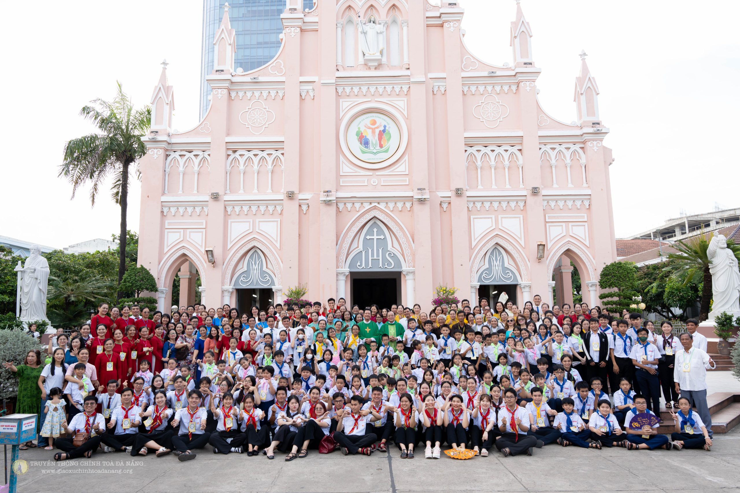 Giáo xứ Hội An và Chính Trạch hành hương về Nhà thờ Chính Tòa dịp Năm thánh Bách Chu Niên
