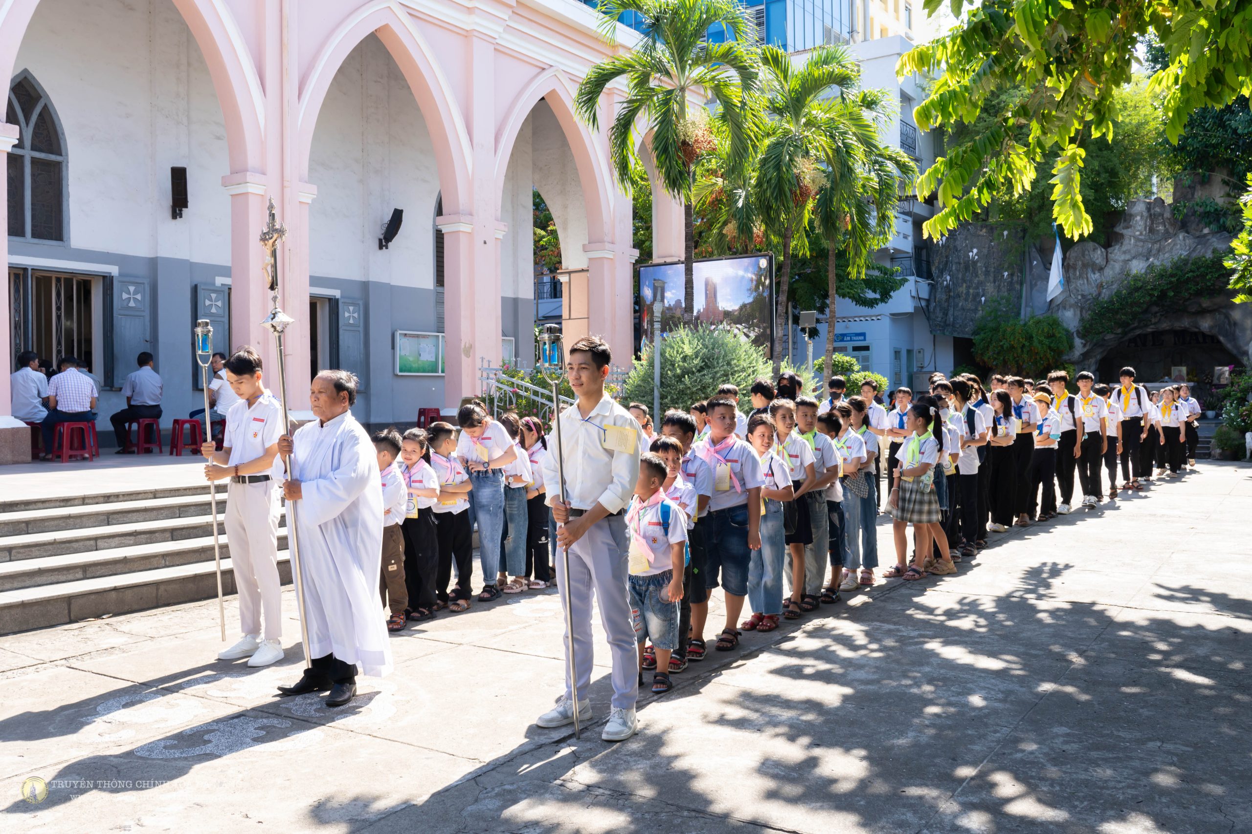 Giáo xứ Bình Phong và Khánh Thọ hành hương về Nhà thờ Chính Tòa dịp Năm thánh Bách Chu Niên