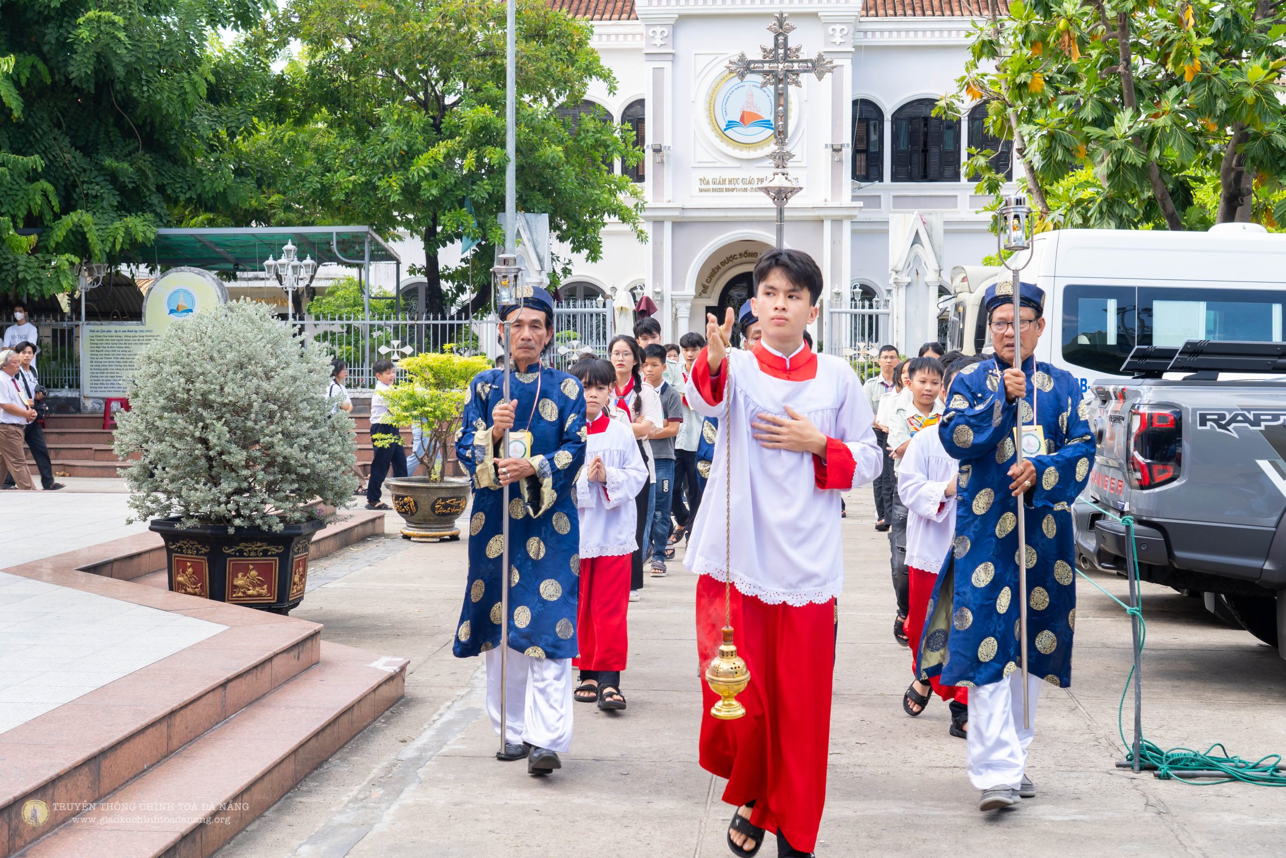 Giáo xứ Vĩnh Điện và Hòa Thuận hành hương về Nhà thờ Chính Tòa dịp Năm thánh Bách Chu Niên