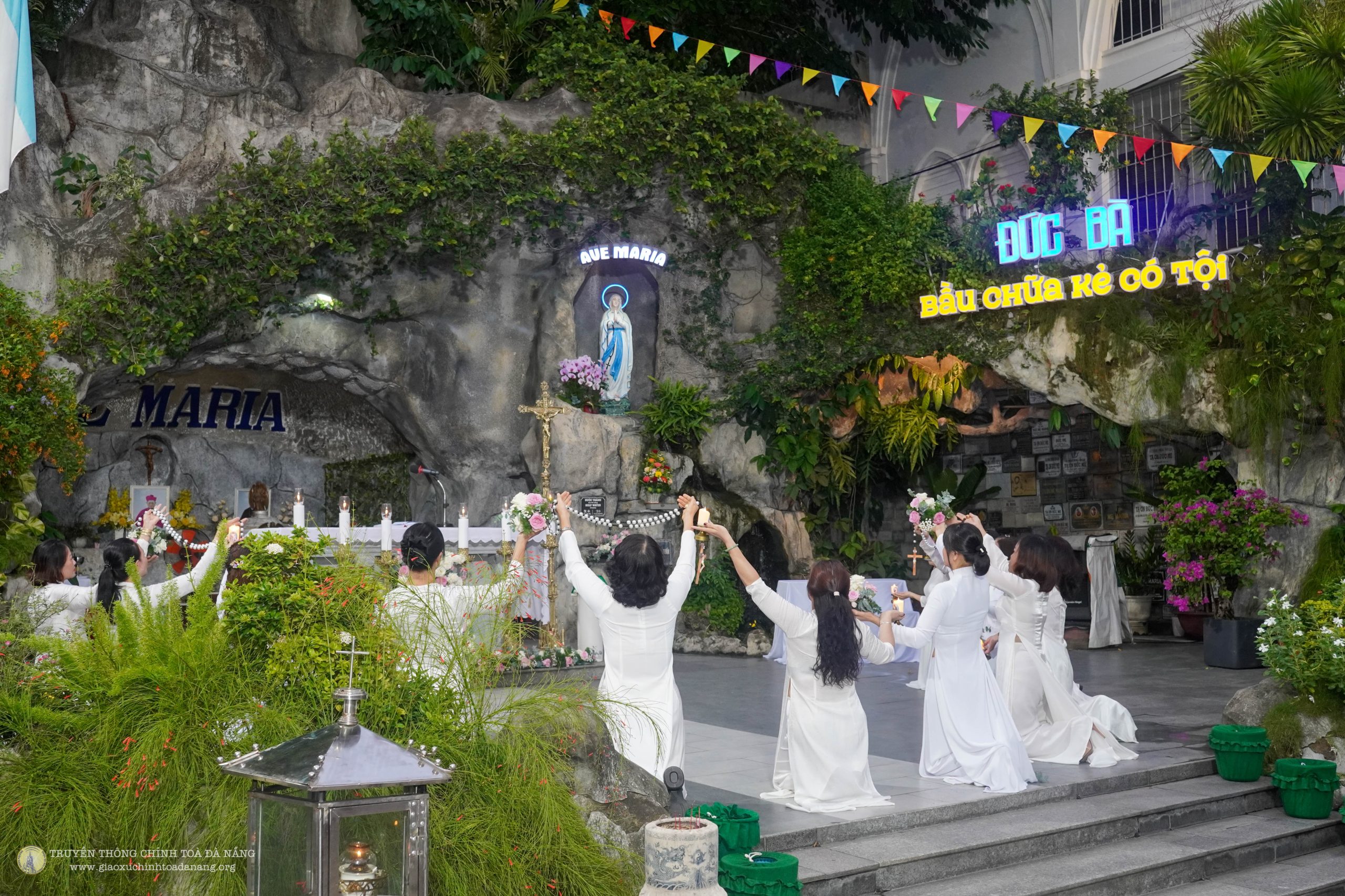 Tôn vinh Đức Mẹ tháng Mân Côi tuần 2